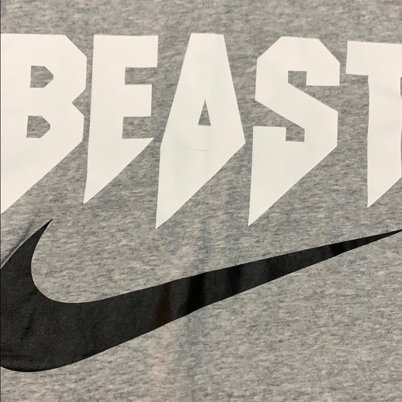 Nike Graphic Tee - Picture 2 of 4